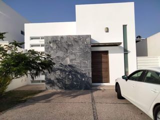 Hermosa Residencia en El Refugio, Luxury y Premium, Terreno 250 m2, Jardín, Lujo