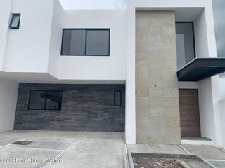 Lomas de Juriquilla casa nueva en VENTA con jardín de 100 mts2 GPT2304