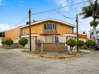 Casa En Venta en esquina, Jardines de Guadalupe Zapopan