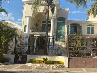 Amplia residencia con alberca en venta en Españita