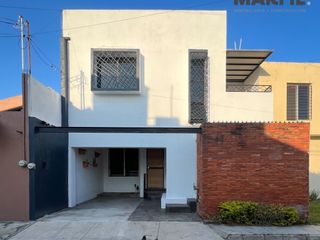 Casa en Venta Remodelada de 3 Recámaras + Estudio en Las Palmas Colima