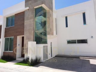 Casa en venta con roof garden y jardín