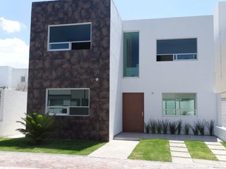 Preciosa Residencia en La Cima de Autor, 3 Habitaciones, Estudio o 4ta Recamara.