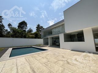 Casa Moderna con Alberca en Venta  Fraccionamiento Cerrado La Orduña
