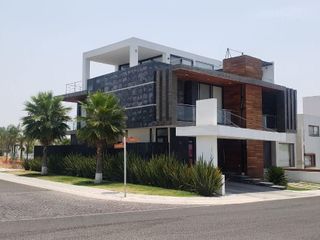 Residencia Divina en Esquina en Lomas de Juriquilla, Jardín, 4 Habitaciones...