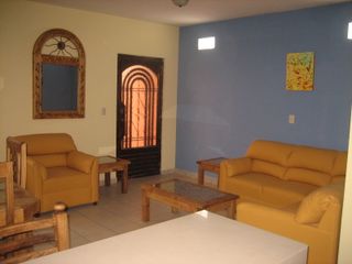 Amplio departamento ejecutivo al norte, amueblado, con servicios