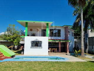 Casa con 6 recamaras, alberca y amplio jardín en venta en Yautepec, Morelos
