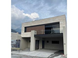 Estrena Hermosa Casa en Mítica Residencial en Santiago, Nuevo León
