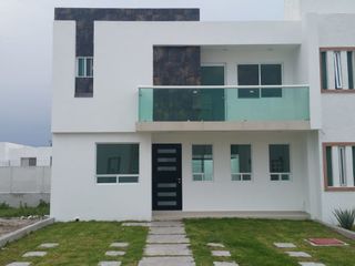 Preciosa Residencia en Grand Juriquilla, 3 Recamaras, 3.5 Baños, Jardín, Sala TV