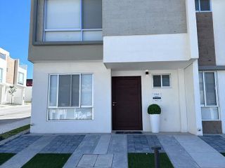 Casa nueva venta en Zakia Queretaro  en condominio  con alberca