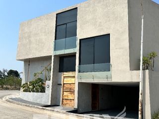 Amplia Casa Nueva en Venta en Fracc privado cerca de la nueva plaza El Juguete