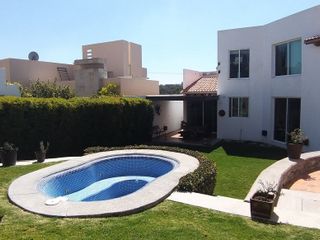 Hermosa Residencia en Villas del Mesón, Estudio o 4ta Recamara, Jardín, Cto Serv
