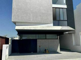 Moderna Residencia en La Vista Residencial, 3 Niveles, Dobles Alturas, Roof G.