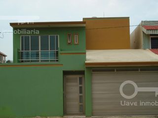 Venta de Casa de 2 niveles y 3 habitaciones en Calle Altamirano, Col. Guadalupe Victoria, Coatzacoalcos, Ver.