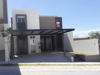 VENTA o RENTA casa en Lomas Punta del Este 3 recámaras, cochera techada 2 autos, cuarto de servicio y más!!!