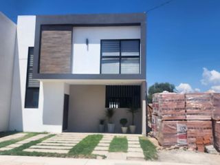 Casa en Venta en Hacienda Carlota, 3 Recamaras, 2.5 Baños, Jardín, Vestidor