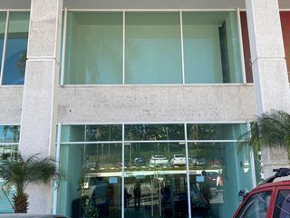 Excelente Local Comercial en Avenida Principal
