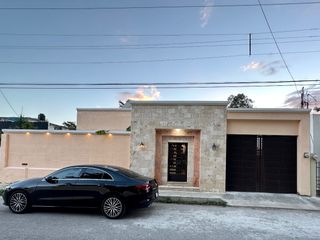 Se vende bonita casa en Colonia Itzimná a 3 cuadras de Paseo de Montejo.