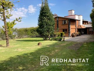 Linda casa rodeada de jardín respira aire limpio y vive en total tranquilidad