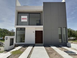 Se Vende Casa en Cañadas del Arroyo, 4ta Recamara en PB, Jardín, Roof, Lujo !