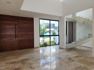 Casa en venta o renta con planta de luz en el Yucatán Country Club