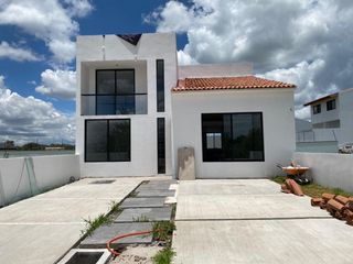 Preciosa Casa en Ciudad Maderas, 4 Recamaras, una en PB, Doble Altura, Jardín..