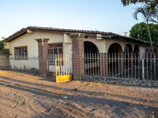 Casa en Venta  Como Terreno en Armeria, Colima