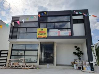 Preciosa Residencia de Autor en Lomas de Juriquilla, 3 Niveles, Jardín, Sótano.