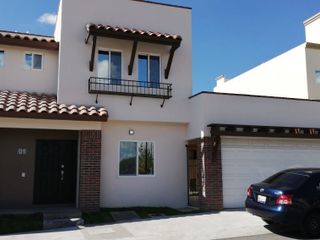 Preciosa Casa en Fracc La Vista, Estilo Californiano, Alberca, 3 Recámaras, LUJO