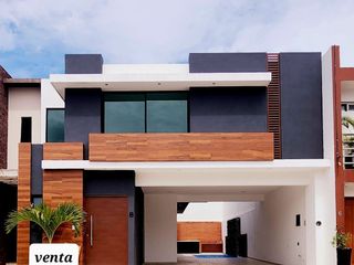 Casa en VENTA 3 recamaras con baño, alberca fraccionamiento lomas residencial