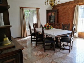 Casa Sola en Fraccionamiento en Cuernavaca  con alberca y jardín muy amplio