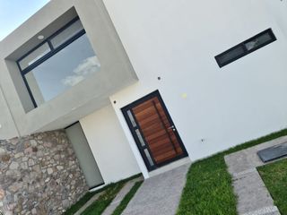 Hermosa Casa en Cañadas del Arroyo, 4ta Recamara en PB, 3 Baños Completos, Jardí