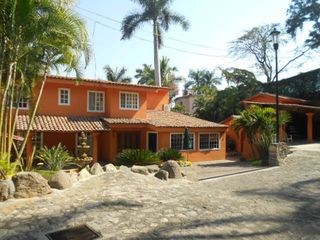 Casa en VENTA con 1,800 mts. de terreno con seguridad Colonia Palmira en Cuernavaca, Morelos.