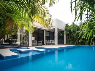 Venta Villa moderna en Puerto Aventuras con muelle privado para Yate