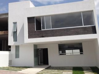 Hermosa casa en Punta Esmeralda, 3 recámaras, 3 baños, Estudio, lindos acabados.