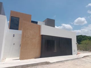 Venta, Casa de 4 recámaras y Alberca en Temozón Norte Mérida, Yucatán