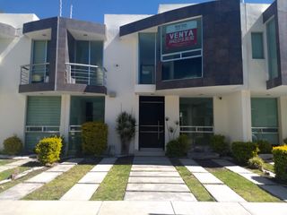 venta casa en valle de juriquilla QRO. condominio con alberca  precio de oportunidad