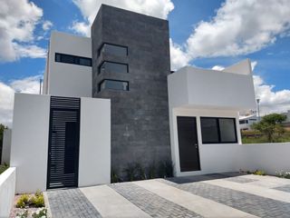 Preciosa Casa en San Isidro Juriquilla con Habitación en PB con Baño Completo