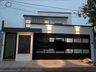 Casa en VENTA con recamara en planta baja, 2 recamaras en planta alta, en Boca del Rio