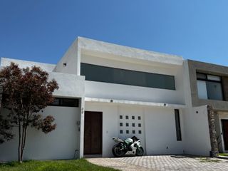 Casa en Venta en Cañadas del Arroyo en Esquina, Doble Altura, 3 Recamaras, Jardí