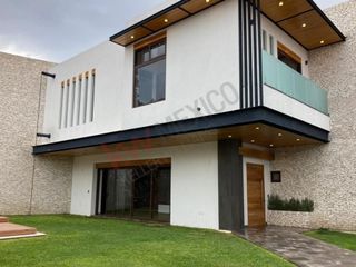 Se vende casa nueva y moderna en Jurica Campestre con alberca y una increíble cava
