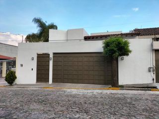 CASA EN VENTA REMODELADA EN FRACC SANTA CRUZ GUADALUPE, ZAVALETA, CON JARDÍN AMPLIO, PUEBLA