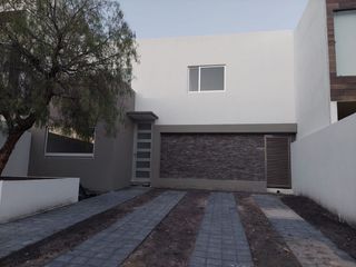 Se Vende Casa en Juriquilla Campestre, 3 Recamaras, 2.5 Baños, 3 Autos, Lujo