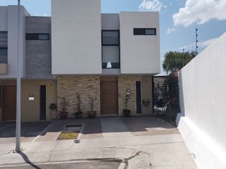 Renta linda Casa amplia en El Refugio, Querétaro. Terraza, sala lounge y jardín