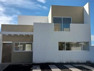 Estrena Casa en REAL DE JURIQUILLA, Jardín, 4ta Recamara en PB, Lujo !