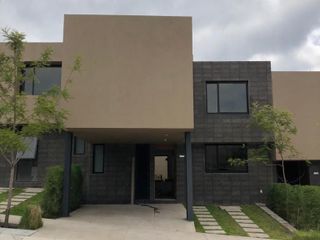 Hermosa Casa en Lomas de Juriquilla, 3 Recamaras, Estudio, Jardín, Terraza,..