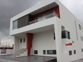 Residencia en venta en Lomas de Juriquilla, 4 recamaras, 5.5 baños, 3 niveles.