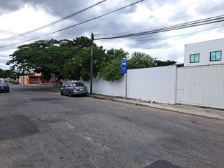 Renta predio comercial en esquina para oficina o local sobre Av. Itzaes, Mérida