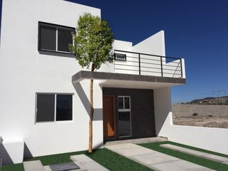 Preciosa Casa en Cañadas del Arroyo, 3 Recámaras, una en PB, Sala TV, Jardín..