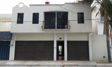 CASA EN VENTA EN COLINAS DEL PARQUE FRENTE A AREA VERDE Y MUY CERCA AL PARQUE